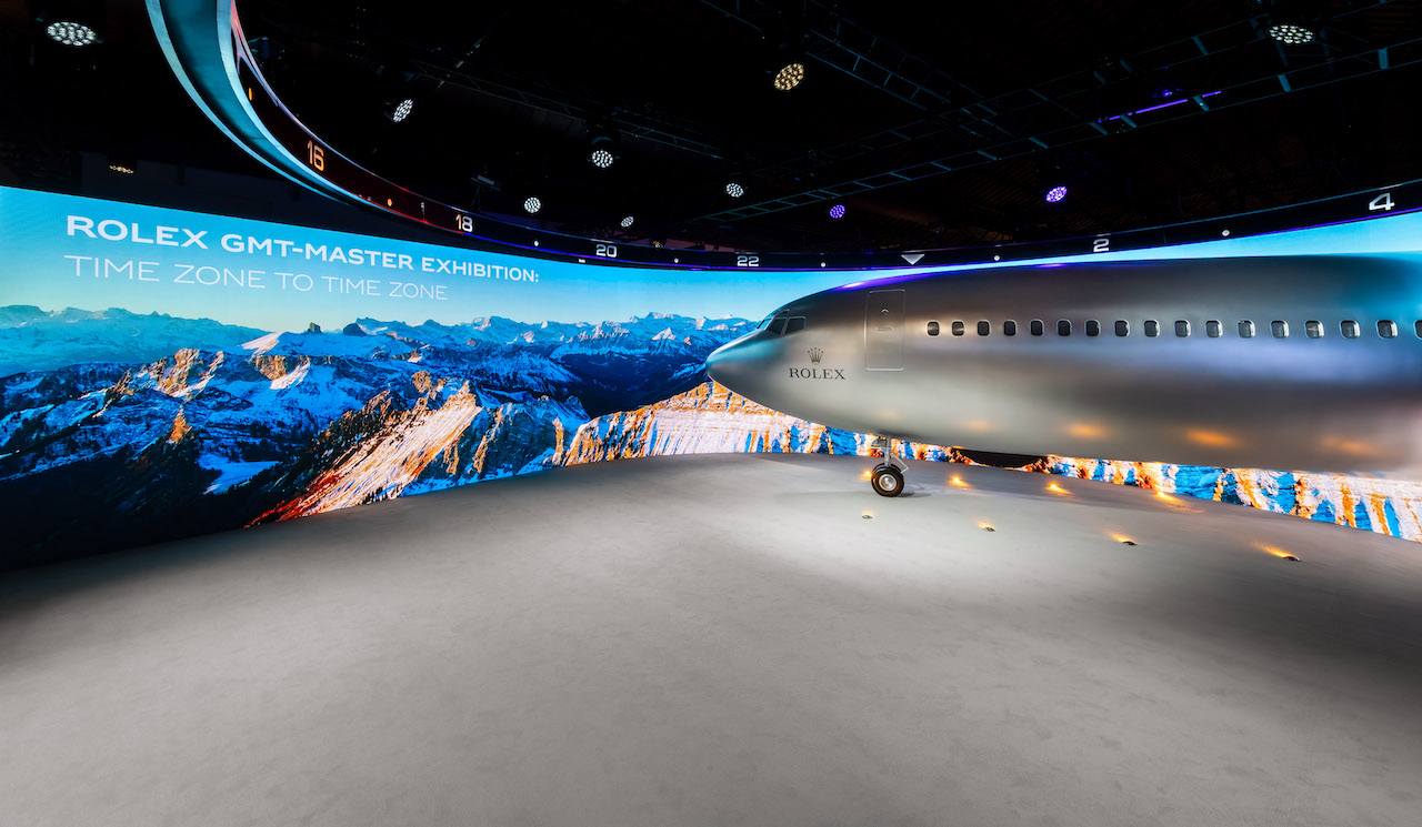 勞力士 GMT-Master「穿越時區」展覽中的 3D 飛機裝置，重現 1950 年代航空場景，呼應 GMT-Master 腕錶問世的時代背景。